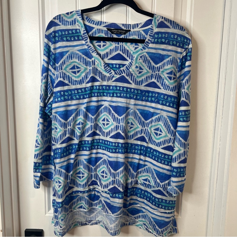 Tango Mango Blue‎ and White Geometric 3/4 Sleeve Top. Size XL.